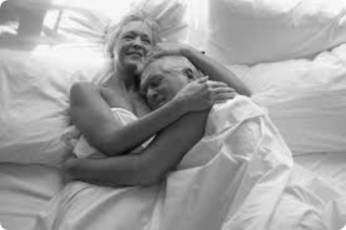 Mujer y hombre de edad avanzada abrazados desnudos